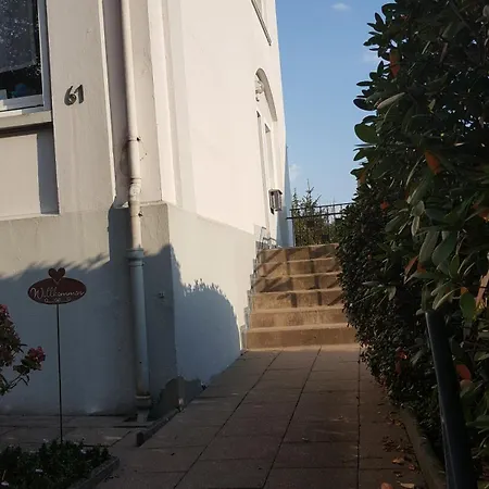 Charmante, Ruhige Erdgeschosswohnung Mit Balkon 아파트 뤼덴샤이드